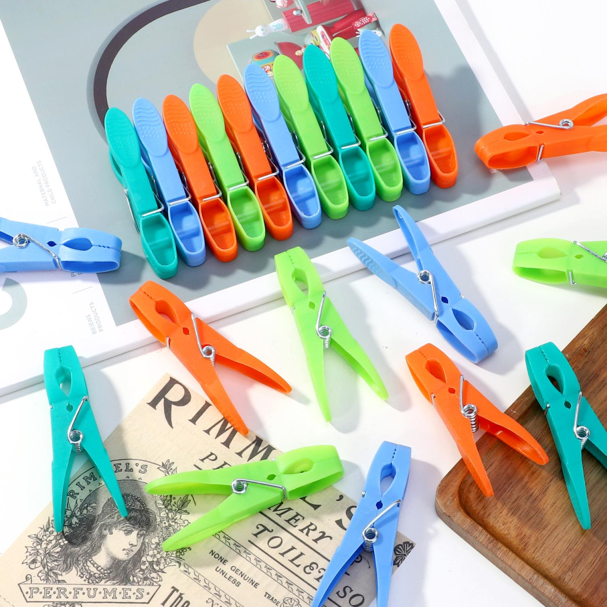VINSANI 52PK PLASTIC PEGS 1010510